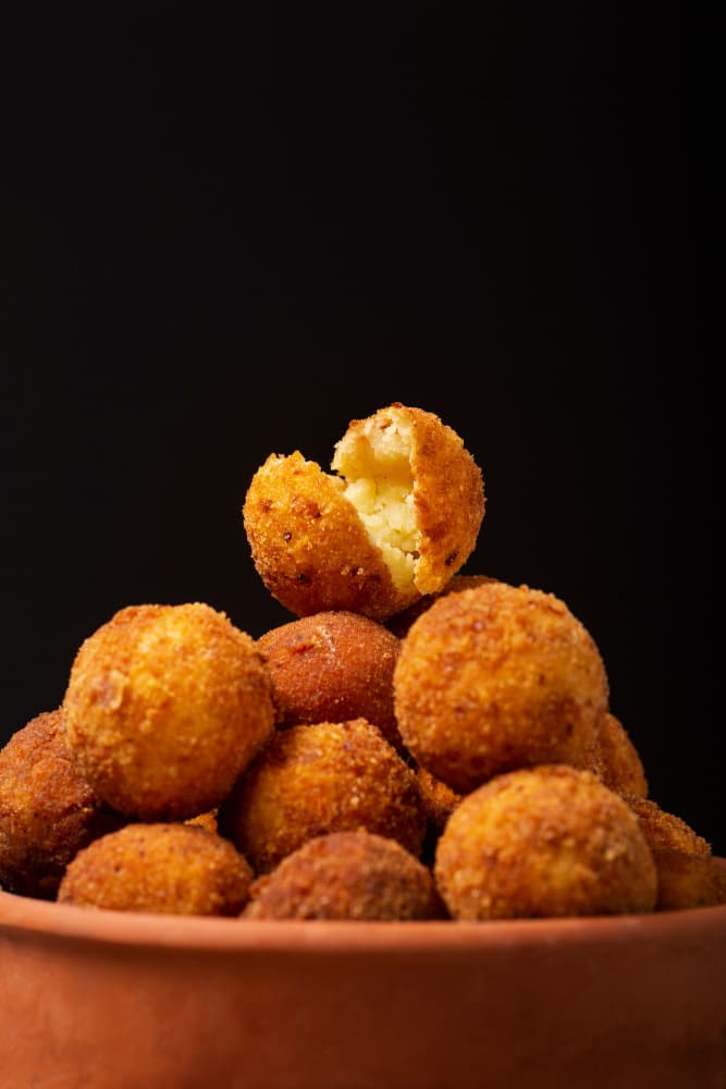 Bolinho de bacalhau português: conheça a receita e onde saboreá-la