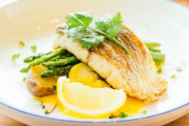 7 pratos com peixes de água salgada que todo amante de frutos-do-mar precisa provar