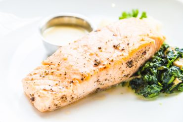 Salmão ao molho de ervas: o prato elegante que você precisa fazer