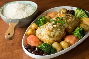 Como preparar um bacalhau ao forno: receita completa para acertar no preparo